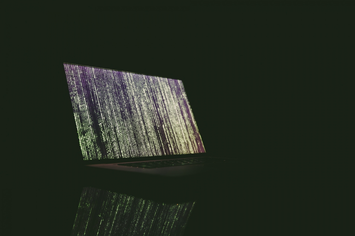 Abbildung eines Laptop nach Hackerangriff, Cloudflare Schutz für Modified hier erhältlich