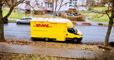 Abbildung DHL Fahrzeug - Höhere Preise bei Deutsche Post DHL