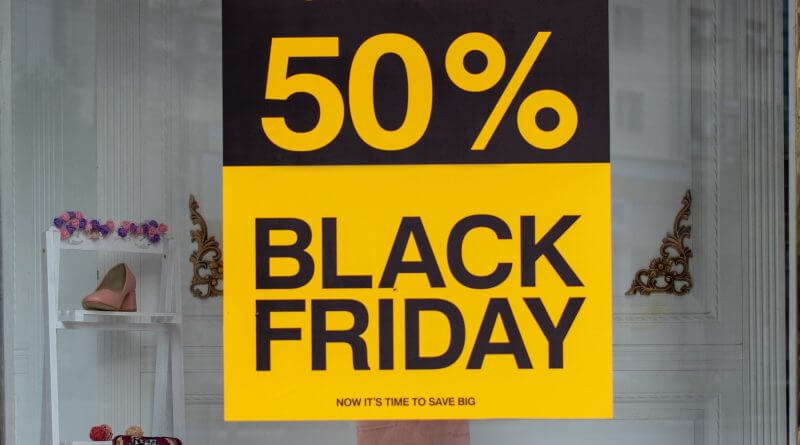 Abbildung einer Black Friday Werbung im Schaufenster - Rechtssicher durch den Black Friday