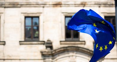 Abbildung einer EU-Flagge: Fortschritte beim Gesetz über digitale Märkte
